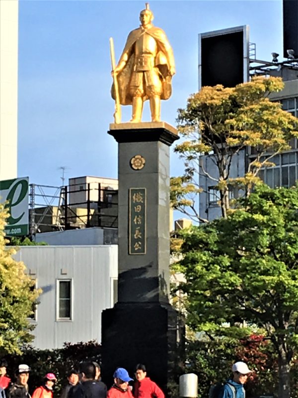岐阜駅前の金の織田信長像。岐阜のシンボル