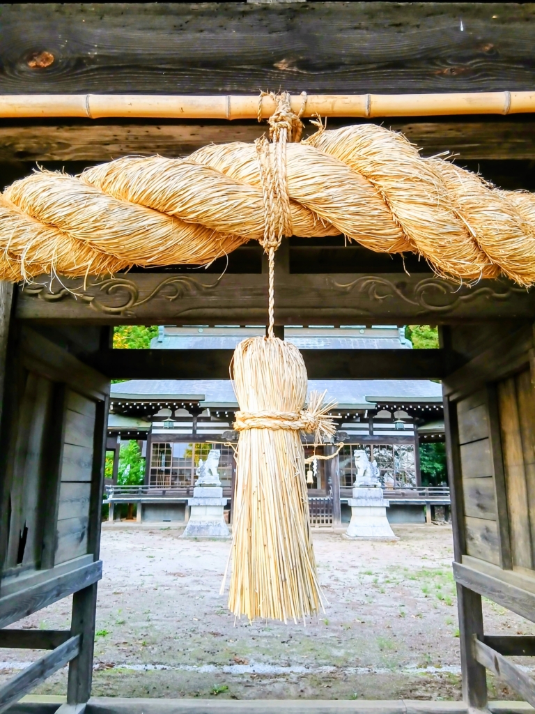 建部神社の門に掛かる注連縄。神域の奥へ、祈りの層が重なっていく。