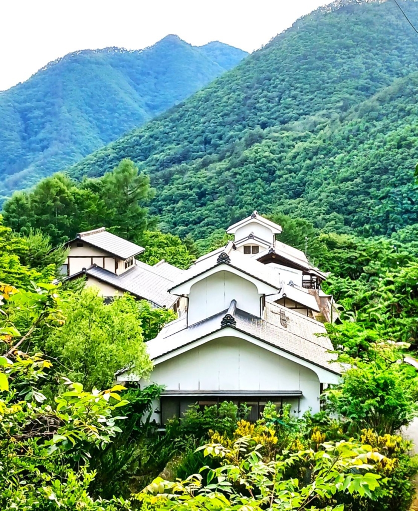 日本とアメリカの同調圧力の違いを表したイメージ