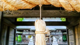 建部神社の門に掛かる注連縄。神域の奥へ、祈りの層が重なっていく。